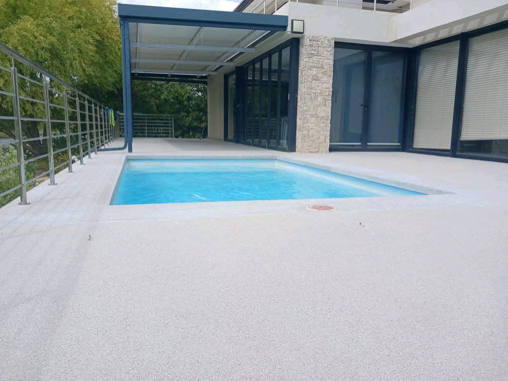 Quartz carpet flooring at modern showhouse patio